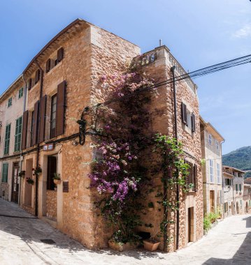 Valldemossa, Mallorca, Balearic Islands, İspanya - 21 Temmuz 2013: Valldemossa dar sokaklarında görünümünü