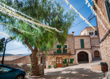 Valldemossa, Mallorca, Balearic Islands, İspanya - 21 Temmuz 2013: Valldemossa dar sokaklarında görünümünü