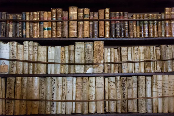 西班牙巴利阿里群岛马洛卡 2013年7月21日 图书馆图书馆里的书籍在老修道院瓦尔德莫萨 查特豪斯在弗雷德里克 肖邦和乔治 桑德的房间 — 图库照片
