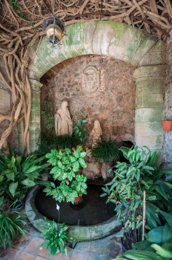 Mallorca, Balear Adaları, İspanya - 21 Temmuz 2013: Valldemossa küçük bahçede