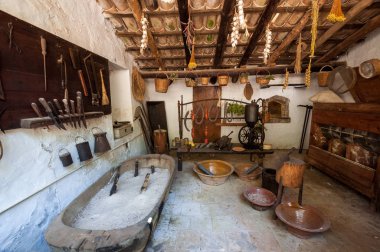 Mallorca, Balear Adaları, İspanya - 21 Temmuz 2013: Eski mutfak. Ortaçağ manor-müze La Granja adada
