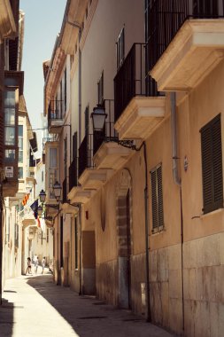 Palma de Mallorca, Balear Adaları, İspanya - 21 Temmuz 2013: Palma şehir, Mayorka Adası başkenti dar sokaklarında görünümünü.