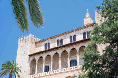 Palma de Mallorca, Balearic Adaları, İspanya - 21 Temmuz 2013: La Almudaina Kraliyet Sarayı (Palacio Real de La Almudaina)