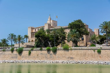 Palma de Mallorca, Balearic Adaları, İspanya - 21 Temmuz 2013: La Almudaina Kraliyet Sarayı (Palacio Real de La Almudaina)