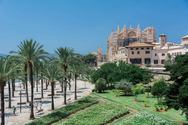 Palma de Mallorca, Balear Adaları, İspanya - 21 Temmuz 2013: Cathedral St. Mary Palma (katedral de Santa Maria de Palma de Mallorca)