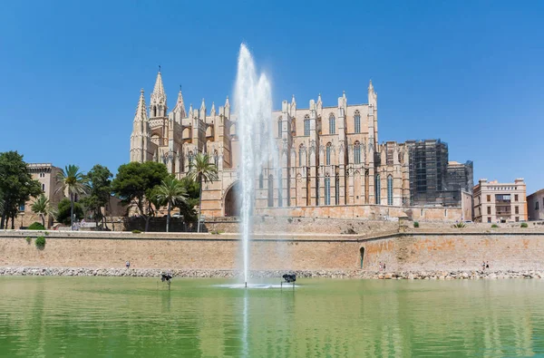 Palma de Mallorca, Balear Adaları, İspanya - 21 Temmuz 2013: Cathedral St. Mary Palma (katedral de Santa Maria de Palma de Mallorca)