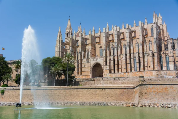 Palma de Mallorca, Balear Adaları, İspanya - 21 Temmuz 2013: Cathedral St. Mary Palma (katedral de Santa Maria de Palma de Mallorca)