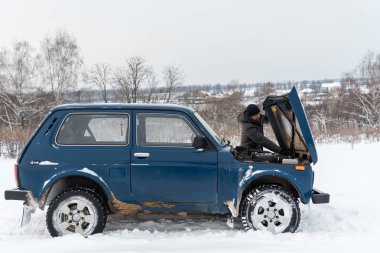 Moskova, Rusya - 25 Aralık 2018: Kırık mavi Rus off-road araç Lada Niva 4 x 4 (Vaz 2121 / 21214) ile açık bir kaporta Park