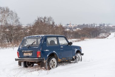 Moskova, Rusya - 25 Aralık 2018: Mavi Rus off-road araç Lada Niva 4 x 4 (Vaz 2121 / 21214) kar sahada Park.