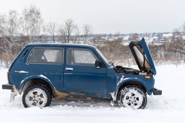 Moskova, Rusya - 25 Aralık 2018: Kırık mavi Rus off-road araç Lada Niva 4 x 4 (Vaz 2121 / 21214) ile açık bir kaporta Park
