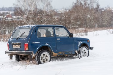 Moskova, Rusya - 25 Aralık 2018: Mavi Rus off-road araç Lada Niva 4 x 4 (Vaz 2121 / 21214) kar sahada Park.
