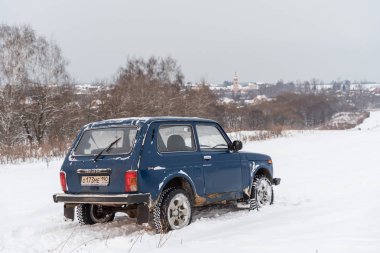 Moskova, Rusya - 25 Aralık 2018: Mavi Rus off-road araç Lada Niva 4 x 4 (Vaz 2121 / 21214) kar sahada Park.