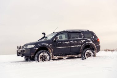 Moskova, Rusya - 25 Aralık 2018: Siyah off-road araç Mitsubishi Pajero spor 4 x 4 (Montero) kar sahada Park.
