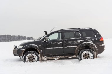 Moskova, Rusya - 25 Aralık 2018: Siyah off-road araç Mitsubishi Pajero spor 4 x 4 (Montero) kar sahada Park.