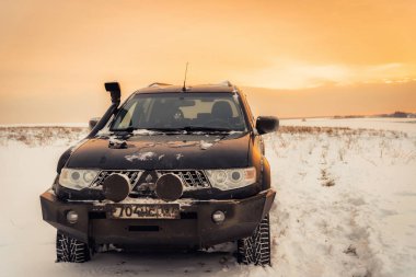 Moskova, Rusya - 25 Aralık 2018: Siyah off-road araç Mitsubishi Pajero spor 4 x 4 (Montero) kar sahada Park.