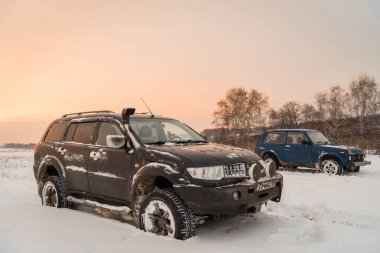 Moskova, Rusya - 25 Aralık 2018: Mitsubishi Pajero spor (Montero) ve Lada Niva 4 x 4 Off-road arabalar (Vaz 2121 / 21214) kar sahada Park.