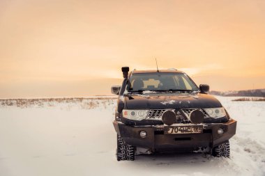Moskova, Rusya - 25 Aralık 2018: Siyah off-road araç Mitsubishi Pajero spor 4 x 4 (Montero) kar sahada Park.