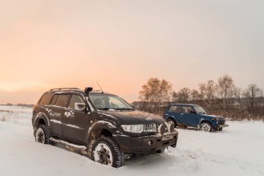 Moskova, Rusya - 25 Aralık 2018: Mitsubishi Pajero spor (Montero) ve Lada Niva 4 x 4 Off-road arabalar (Vaz 2121 / 21214) kar sahada Park.