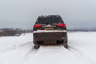 Moskova, Rusya - 25 Aralık 2018: Siyah off-road araç Mitsubishi Pajero spor 4 x 4 (Montero) kar sahada Park.
