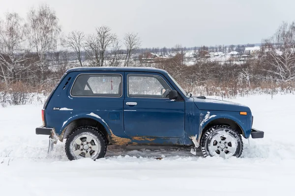 モスクワ ロシア連邦 2018 青いロシア オフロード車ラダ Niva Vaz 2121 21214 スキー場に車を停め — ストック写真