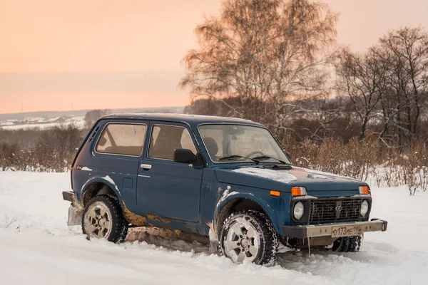 モスクワ ロシア連邦 2018 青いロシア オフロード車ラダ Niva Vaz 2121 21214 スキー場に車を停め — ストック写真