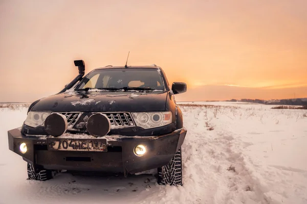 俄罗斯莫斯科 2018年12月25日 黑色越野车三菱 Pajero 4X4 蒙特罗 停在雪地地里 — 图库照片