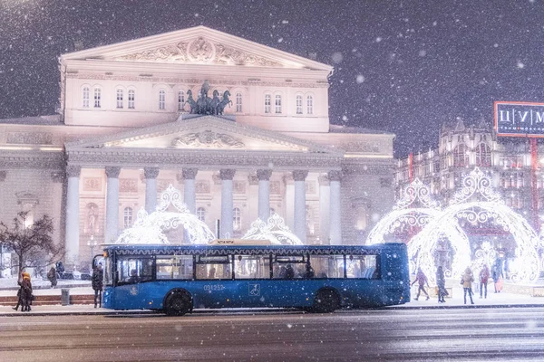 Μόσχα Ρωσία Δεκεμβρίου 2018 Λεωφορείο Την Πλατεία Θεάτρου Κοντά Θέατρο — Φωτογραφία Αρχείου
