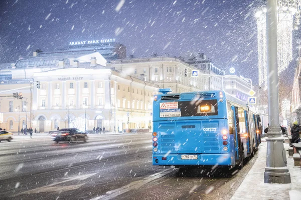Mosca Russia Dicembre 2018 Autobus Sulla Piazza Del Teatro Vicino Immagine Stock
