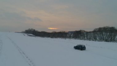 Moskova, Rusya - 25 Aralık 2018: Mavi Rus off-road araç Lada Niva 4 x 4 (Vaz 2121 / 21214) sürmek kar sahada.