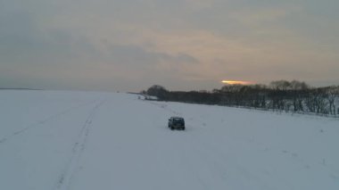 Moskova, Rusya - 25 Aralık 2018: Mavi Rus off-road araç Lada Niva 4 x 4 (Vaz 2121 / 21214) sürmek kar sahada.