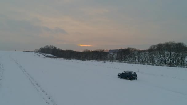 俄罗斯莫斯科 2018年12月25日 蓝色俄罗斯越野车 Lada Niva 4X4 Vaz 2121 21214 骑在雪场上 — 图库视频影像