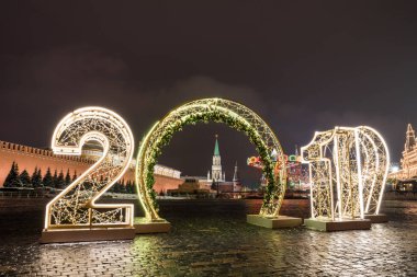 Kızıl Meydan, Moskova, Rusya - 29 Aralık 2018: İşçinin Kulesi ve 2019. Noel ve yeni yıl önce kış Moskova