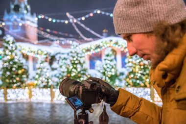 Kızıl Meydan, Moskova, Rusya - 29 Aralık 2018: Bir fotoğrafçı bir yeni 30.1 megapiksel full frame mirrorless değiştirilebilir objektifli fotoğraf makinesi Canon Eos R ateş ediyor