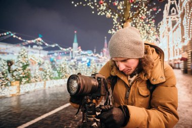Kızıl Meydan, Moskova, Rusya - 29 Aralık 2018: Bir fotoğrafçı bir yeni 30.1 megapiksel full frame mirrorless değiştirilebilir objektifli fotoğraf makinesi Canon Eos R ateş ediyor