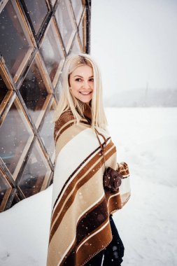 Bir ahşap duvar arka plan üzerinde gülümseyen bir vintage fotoğraf makinesi ile güzel sarışın kız