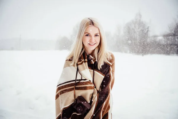 Красива Блондинка Старовинною Камерою Посміхається Тлі Зимового Пейзажу — стокове фото