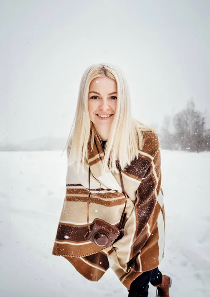 Красива Блондинка Старовинною Камерою Посміхається Тлі Зимового Пейзажу — стокове фото