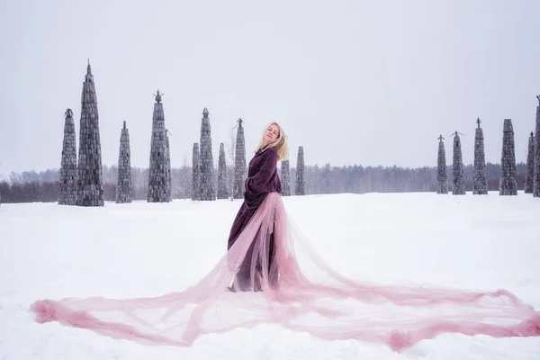 Girl Stands Field Winter Train Dress Develops Wind Nikola Lenivets — Stock Photo, Image
