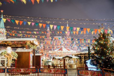 Moskova, Rusya - 29 Aralık 2018: Kızıl Meydan'a ve devlet Tarihi Müzesi Rusya'nın. Noel ve yeni yıl önce kış Moskova.