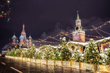 Kızıl Meydan, Moskova, Rusya - 29 Aralık 2018: İşçinin Kulesi ve katedral Vasili mübarek. Noel ve yeni yıl önce kış Moskova