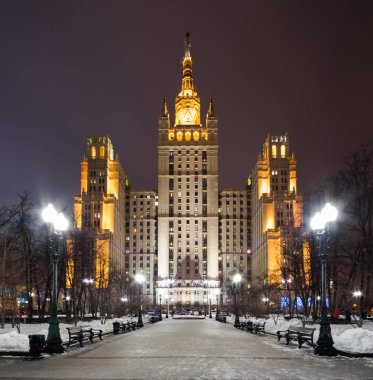 Moskova, Rusya - 26 Ocak 2019: Kudrinskaya Meydanı Moskova, yedi Stalinist stil gökdelenler bir binada binadır