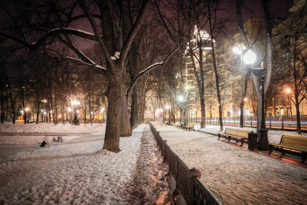 Moskova, Rusya - 26 Ocak 2018: Görünüm Patrik'ın havuz (Patriarshiye havuzları) yakın çevrenin. Stalinist mimari tarzı ev örnekleri