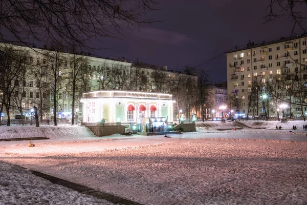 Moskova, Rusya - 26 Ocak 2018: Görünüm Patrik'ın havuz (Patriarshiye havuzları) yakın çevrenin. Stalinist mimari tarzı ev örnekleri