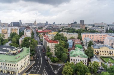 Moskova, Rusya - 20 Temmuz 2018: Spartakovskaya, Novoryazanskaya sokakları ve Elokhovsky geçidinin kesiştiği yer. Açık işaretleme, yaya geçidi ve trafik ışığı ile yol kavşağı. 