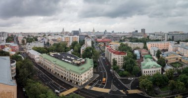 Moskova, Rusya - 20 Temmuz 2018: Spartakovskaya, Novoryazanskaya sokakları ve Elokhovsky geçidinin kesiştiği yer. Açık işaretleme, yaya geçidi ve trafik ışığı ile yol kavşağı. 