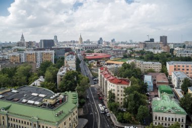 Moskova, Rusya - 20 Temmuz 2018: Novoryazanskaya sokak ve otel Hilton Moscow Leningradskaya