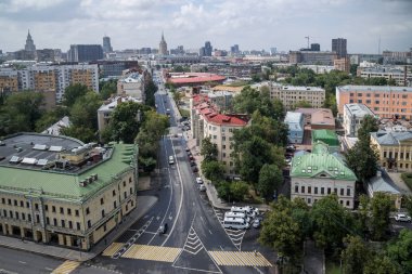 Moskova, Rusya - 20 Temmuz 2018: Spartakovskaya, Novoryazanskaya sokakları ve Elokhovsky geçidinin kesiştiği yer. Açık işaretleme, yaya geçidi ve trafik ışığı ile yol kavşağı. 