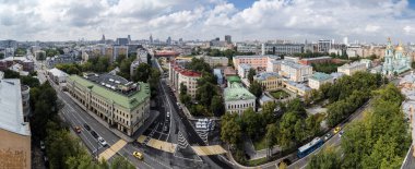 Moskova, Rusya - 20 Temmuz 2018: Spartakovskaya, Novoryazanskaya sokakları ve Elokhovsky geçidinin kesiştiği yer. Açık işaretleme, yaya geçidi ve trafik ışığı ile yol kavşağı. 