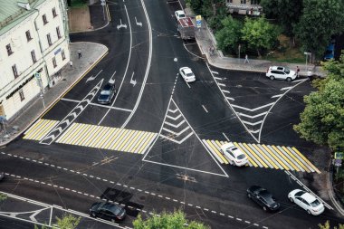 Moskova, Rusya - 20 Temmuz 2018: Spartakovskaya, Novoryazanskaya sokakları ve Elokhovsky geçidinin kesiştiği yer. Açık işaretleme, yaya geçidi ve trafik ışığı ile yol kavşağı. 