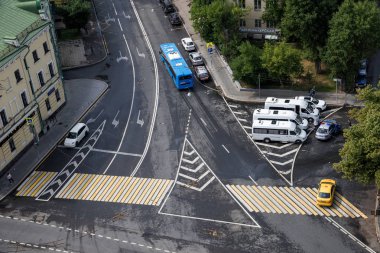 Moskova, Rusya - 20 Temmuz 2018: Spartakovskaya, Novoryazanskaya sokakları ve Elokhovsky geçidinin kesiştiği yer. Açık işaretleme, yaya geçidi ve trafik ışığı ile yol kavşağı. 